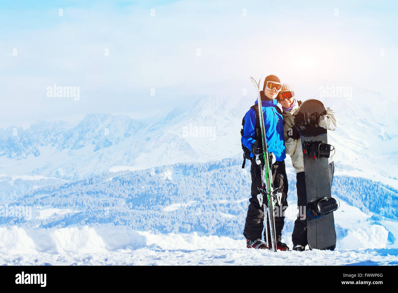 Wintersport, glückliche junge Familie im Skiurlaub Stockfoto