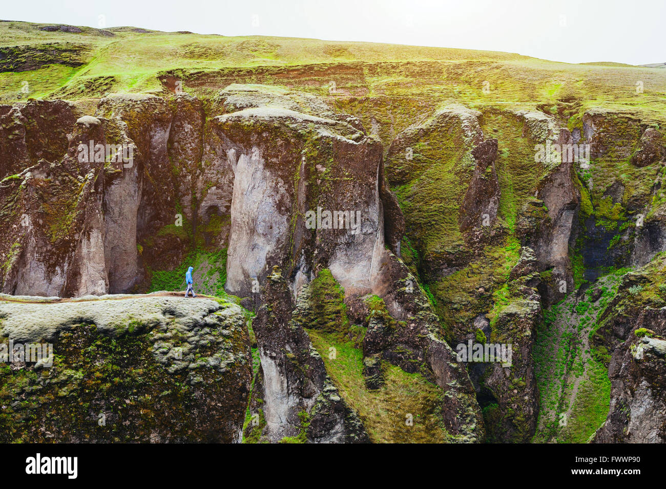 kleine Person in riesige Landschaft, Reisende in großen Canyon in Island Stockfoto