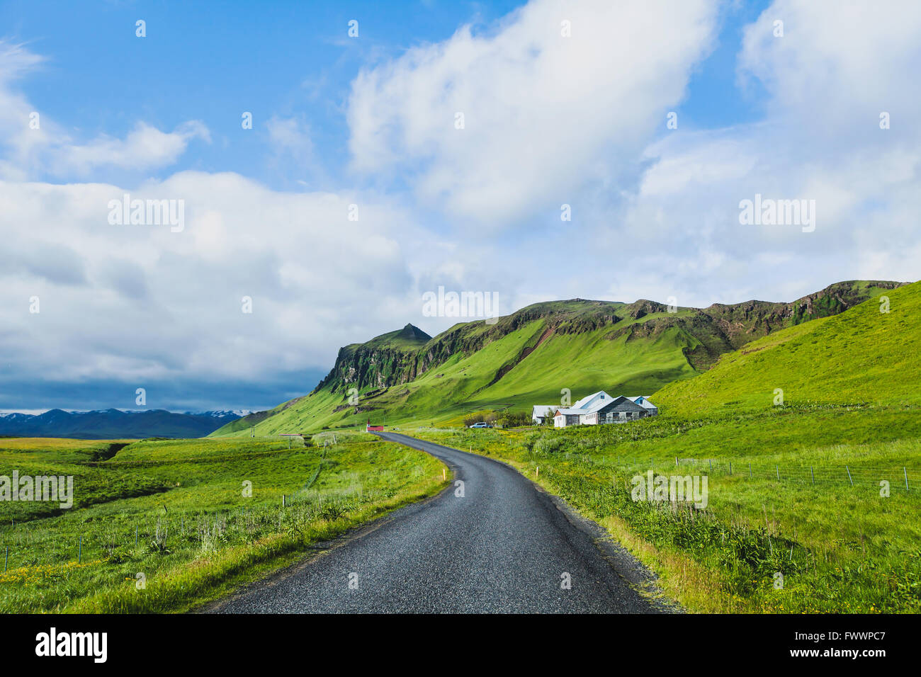 schöne asphaltierte Straße im grünen Tal, Reisekonzept, Sommerlandschaft aus Island Stockfoto