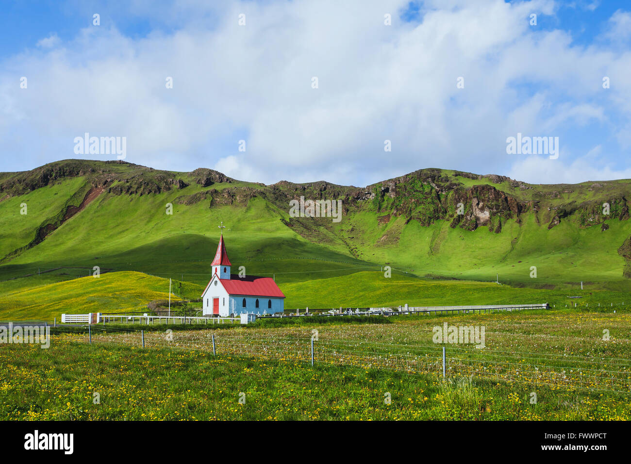 traditionelle Kirche in Island, schöne Landschaft Stockfoto