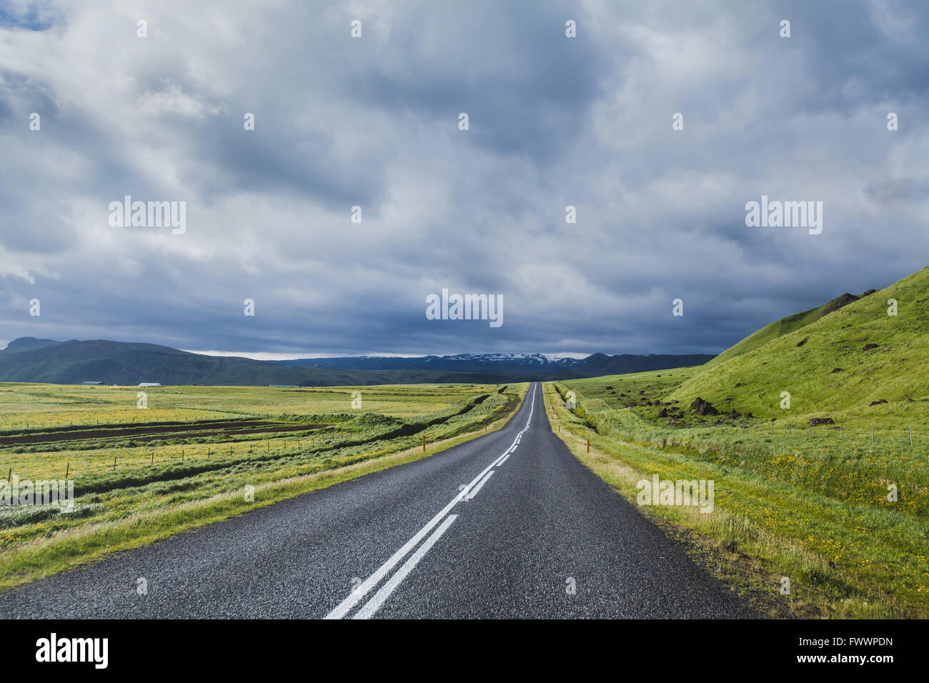 Straße in der dramatischen Landschaft, Reisekonzept, schöne Landschaft Islands Stockfoto