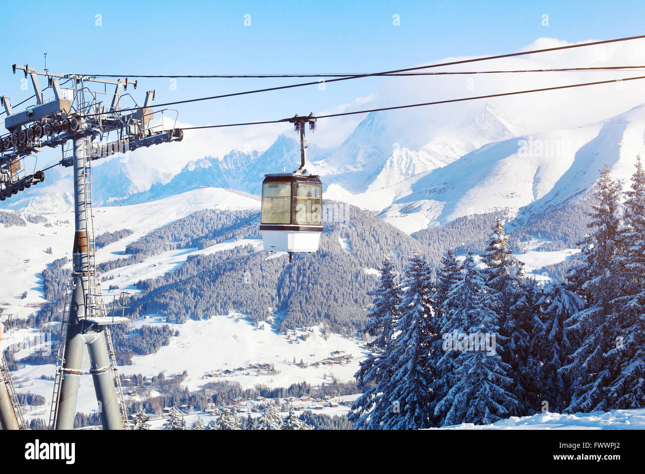 Skifahren in den Alpen, Skilift Kabine und herrlichen Panorama Berglandschaft Stockfoto