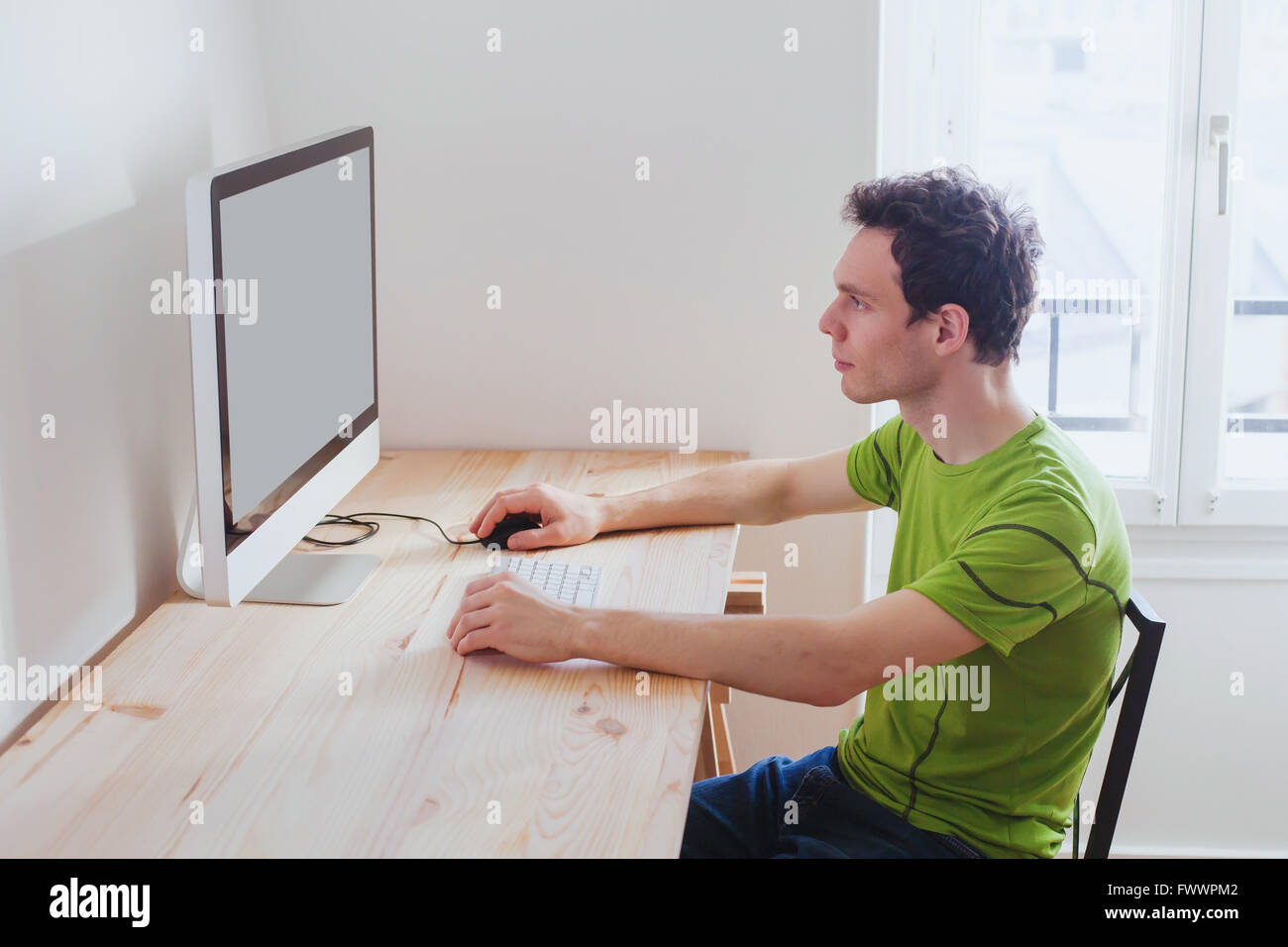 Mann vor Computer zu Hause, Zaudern Stockfoto