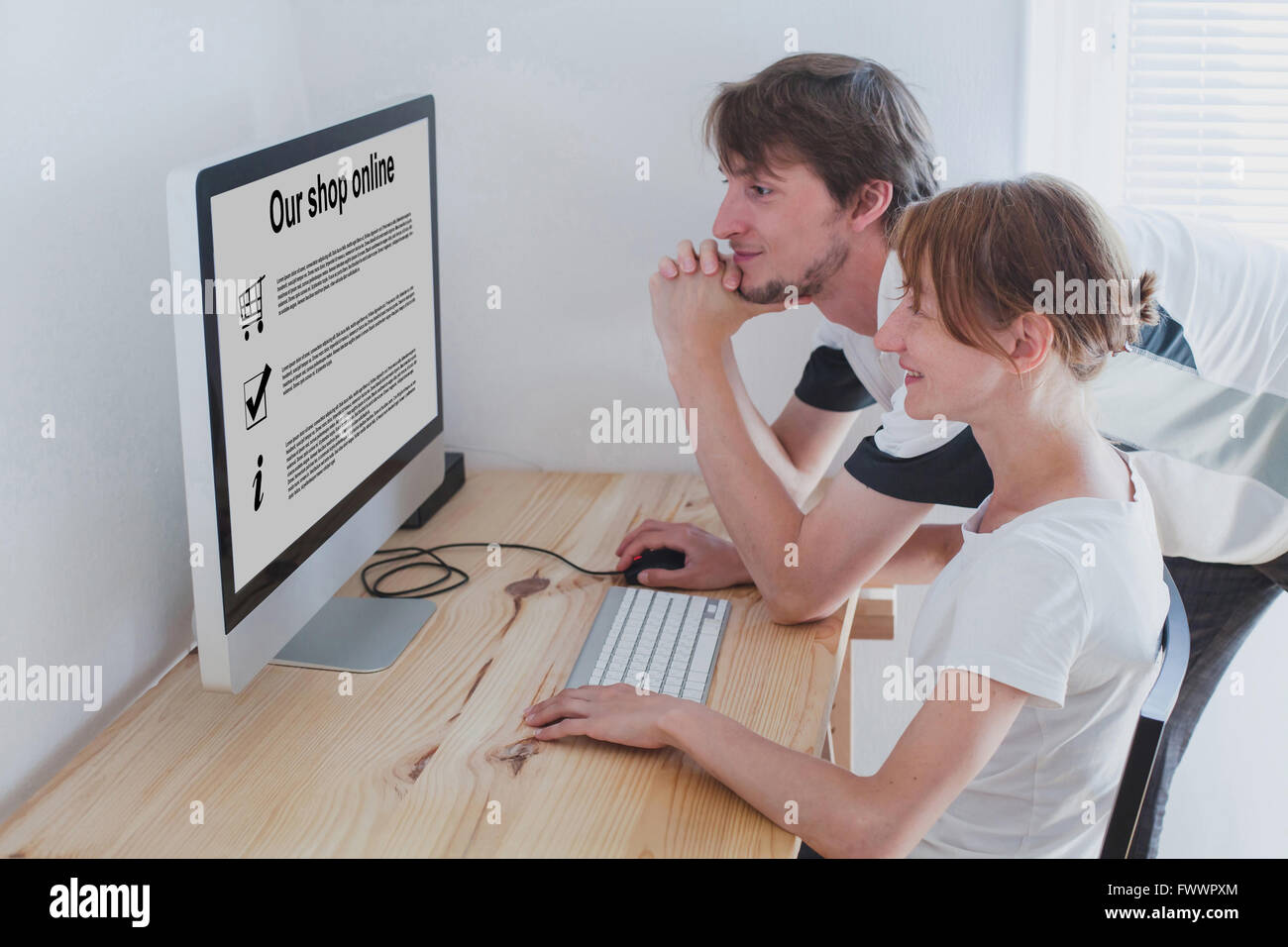 Einkaufen online-Konzept, Familie, die wir auf dem Bildschirm des Computers Stockfoto