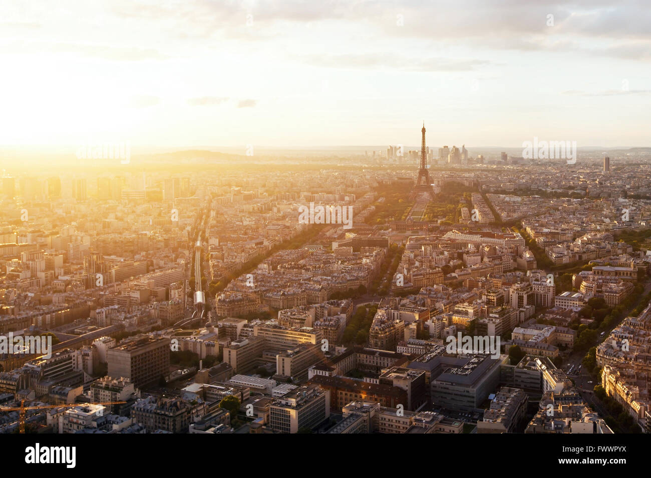 schöne Antenne Panoramablick über Paris und Eiffel Turm bei Sonnenuntergang, Frankreich Stockfoto