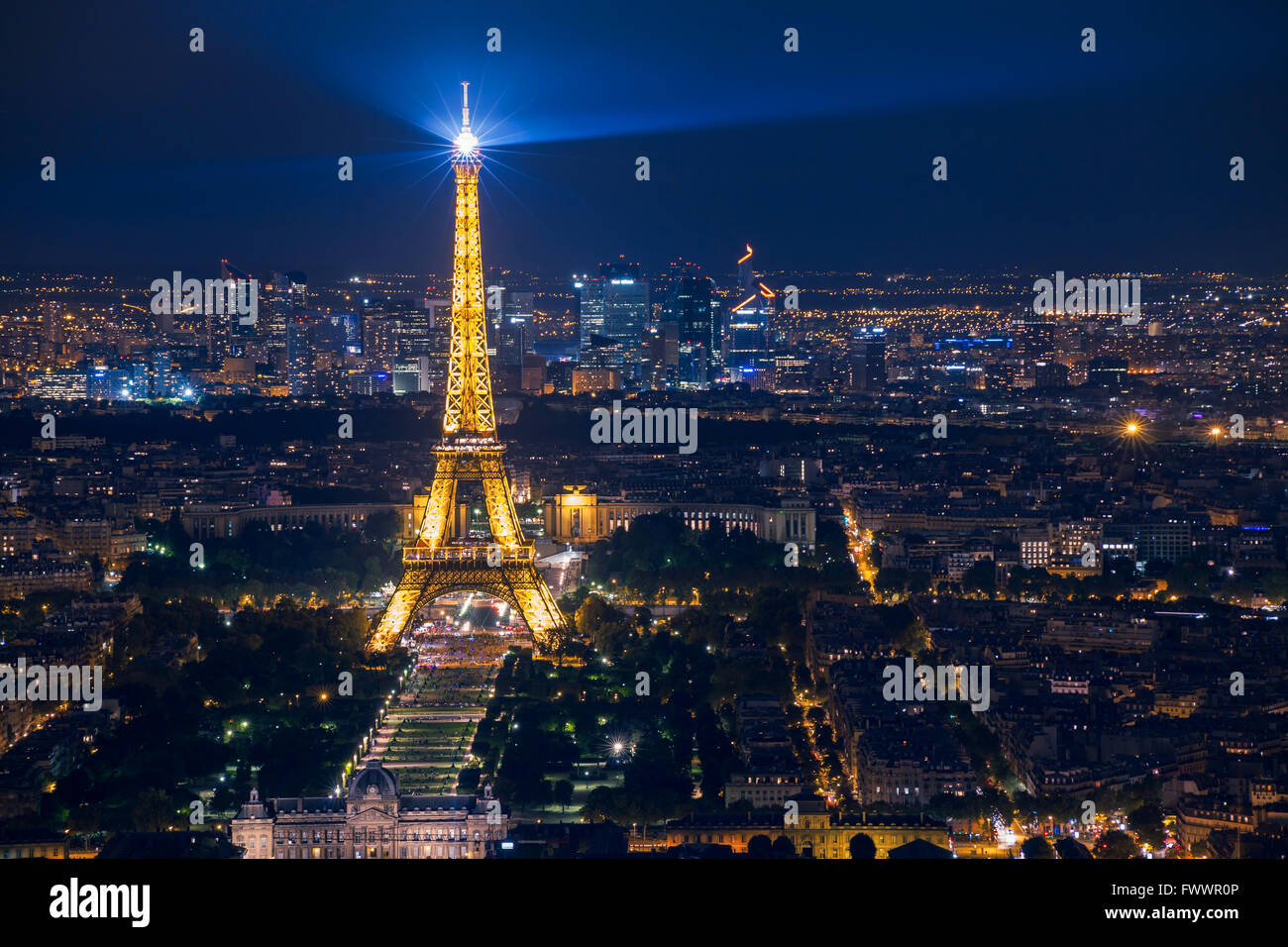 schöne Nachtaufnahme der beleuchtete Eiffelturm und Panorama Luftaufnahme von Paris, Frankreich Stockfoto