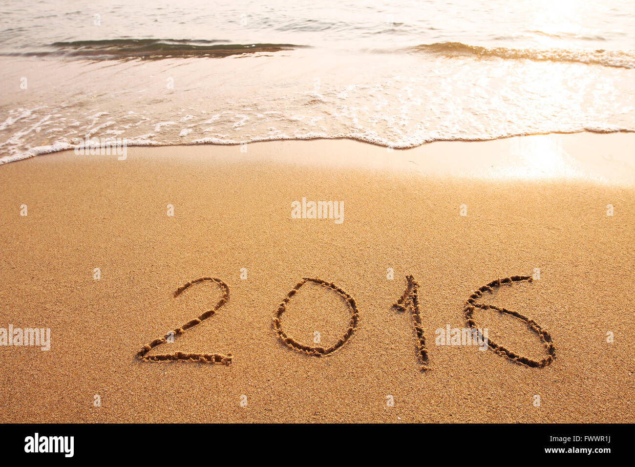 neues Jahr 2016 Konzept, Text, der auf dem Sand des Strandes Stockfoto