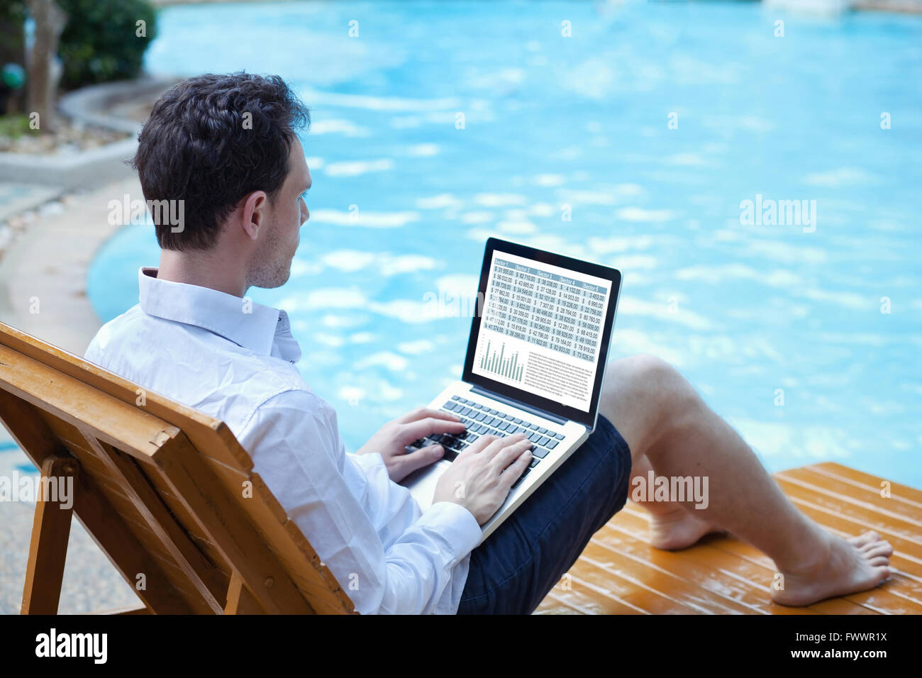 Börse online, Business Mann arbeitet mit finanziellen Daten online auf Laptop in der Nähe von Schwimmbad Stockfoto