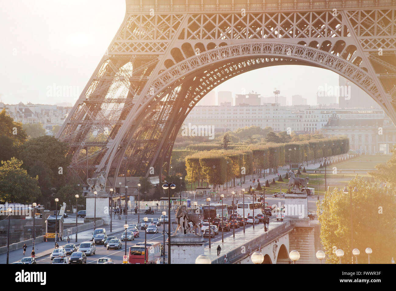 Straße in Paris in der Nähe von Eiffelturm, morgen Verkehr Stockfoto