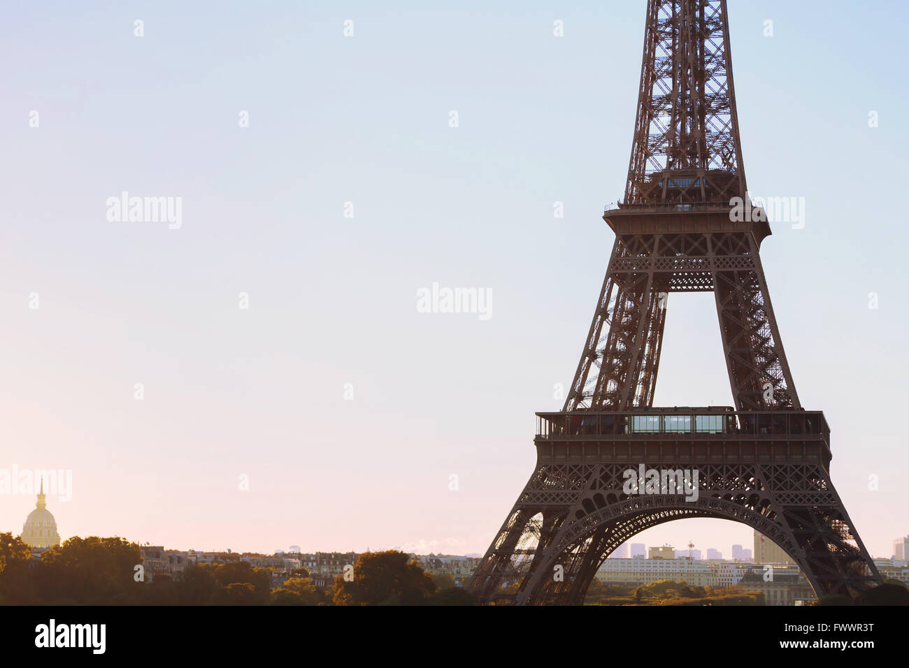 Eiffelturm-Hintergrund mit Platz für Text, Paris Stockfoto