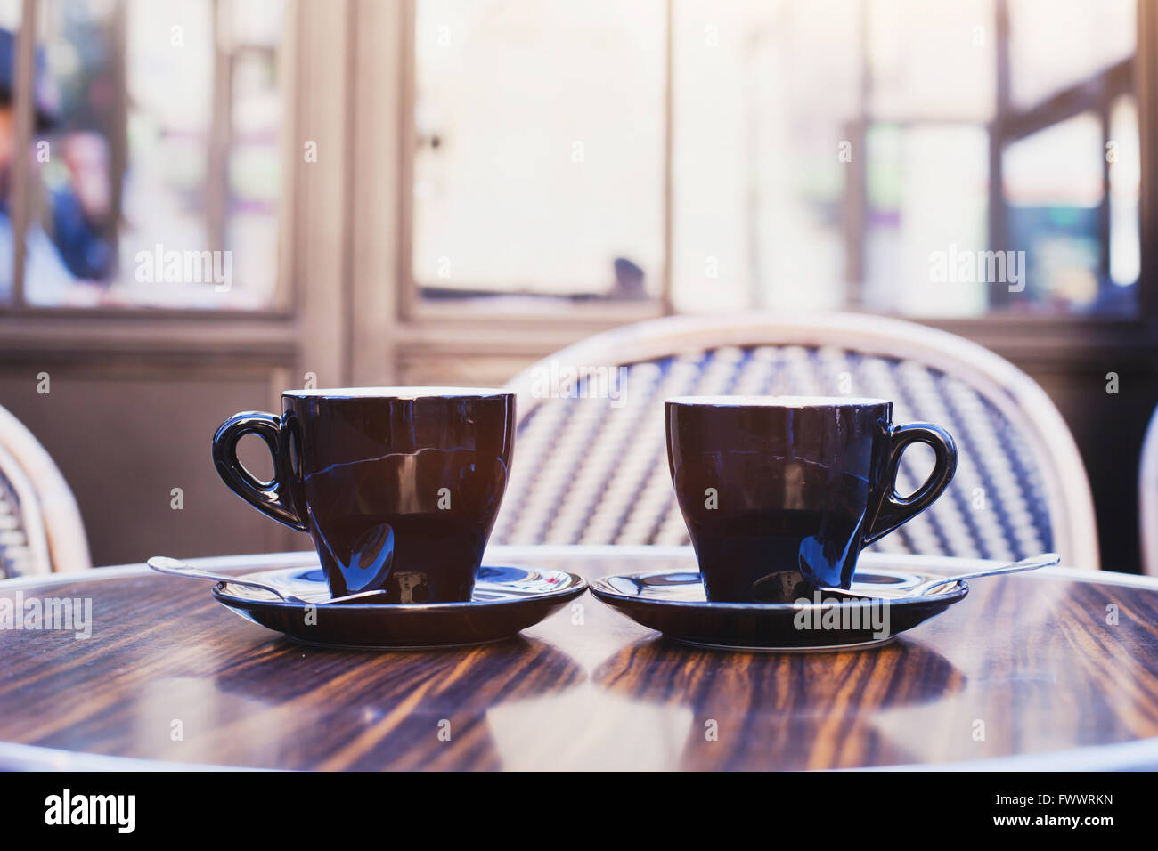 zwei Tassen Kaffee auf dem Tisch im Café in Paris Stockfoto