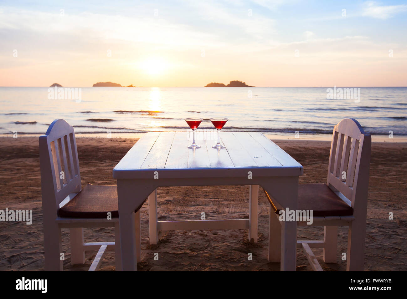 Tisch im Restaurant am Strand mit zwei cocktails Stockfoto