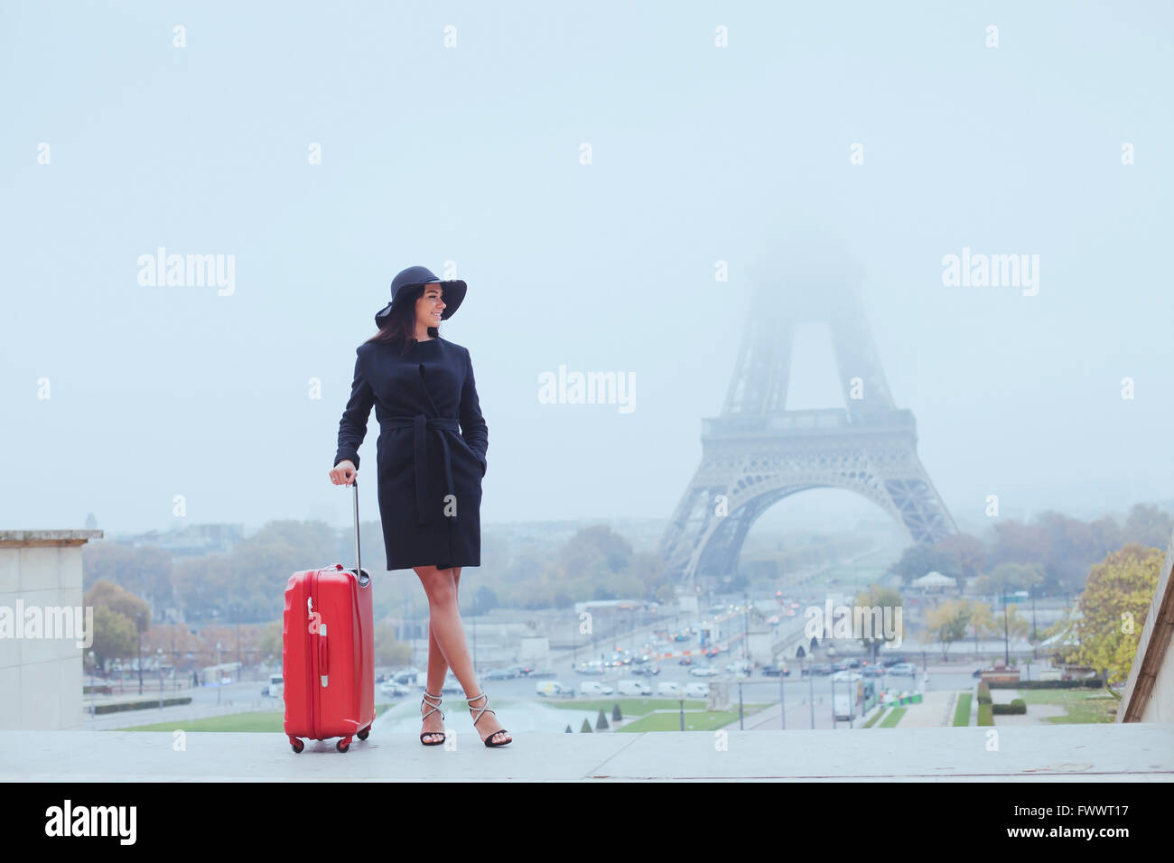 Tourist in Paris, Europa-Tour, Frau mit Gepäck in der Nähe von Eiffelturm, Frankreich Stockfoto