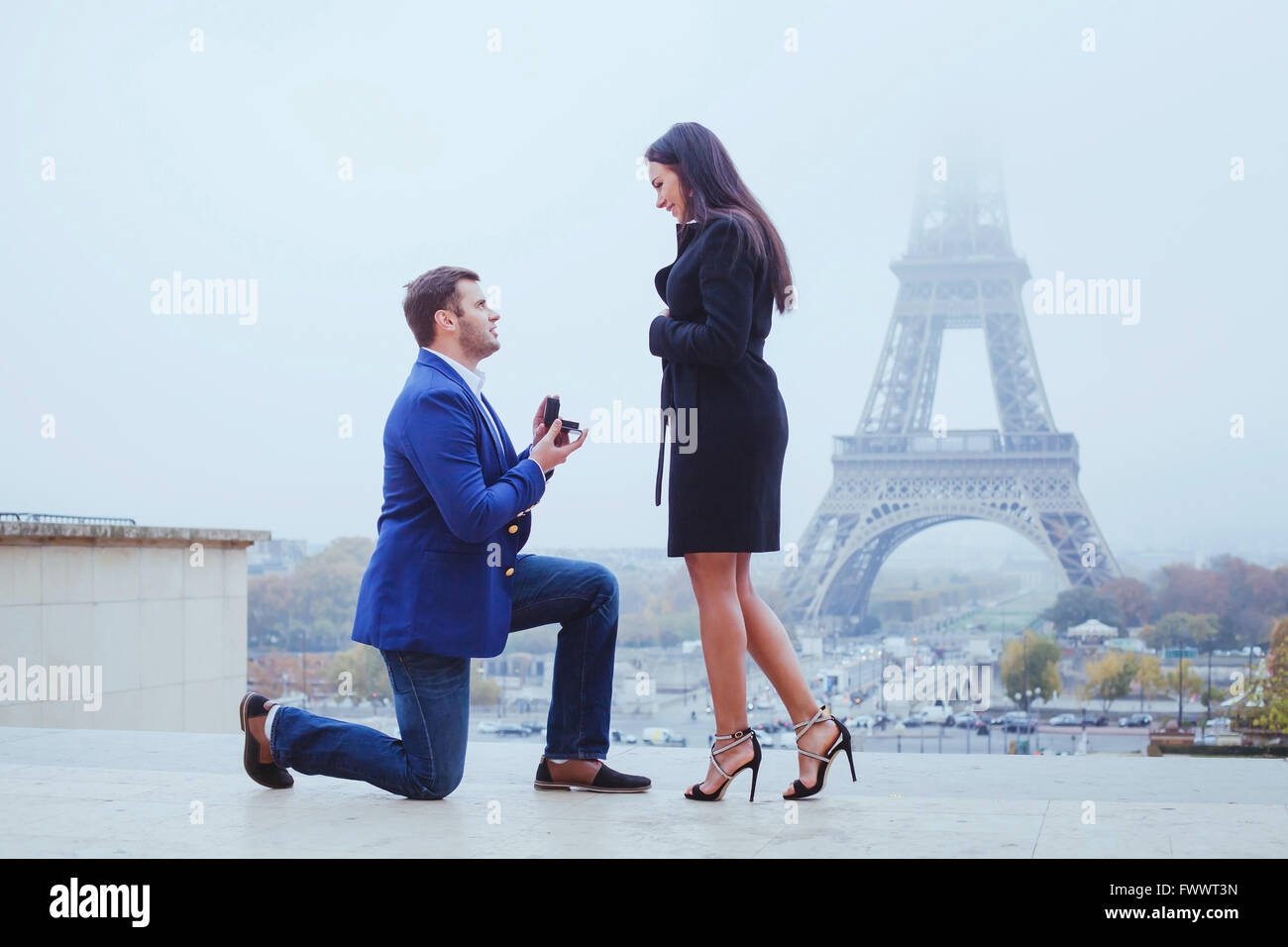 Heirate mich, Vorschlag in Paris in der Nähe von Eiffelturm Stockfoto
