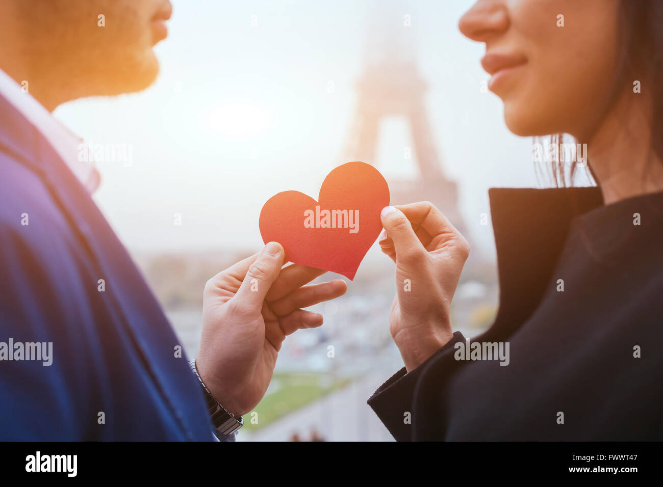 Liebe und Romantik, in der Nähe von paar auf Hochzeitsreise Eiffelturm in Paris, Herzen zum Valentinstag Stockfoto