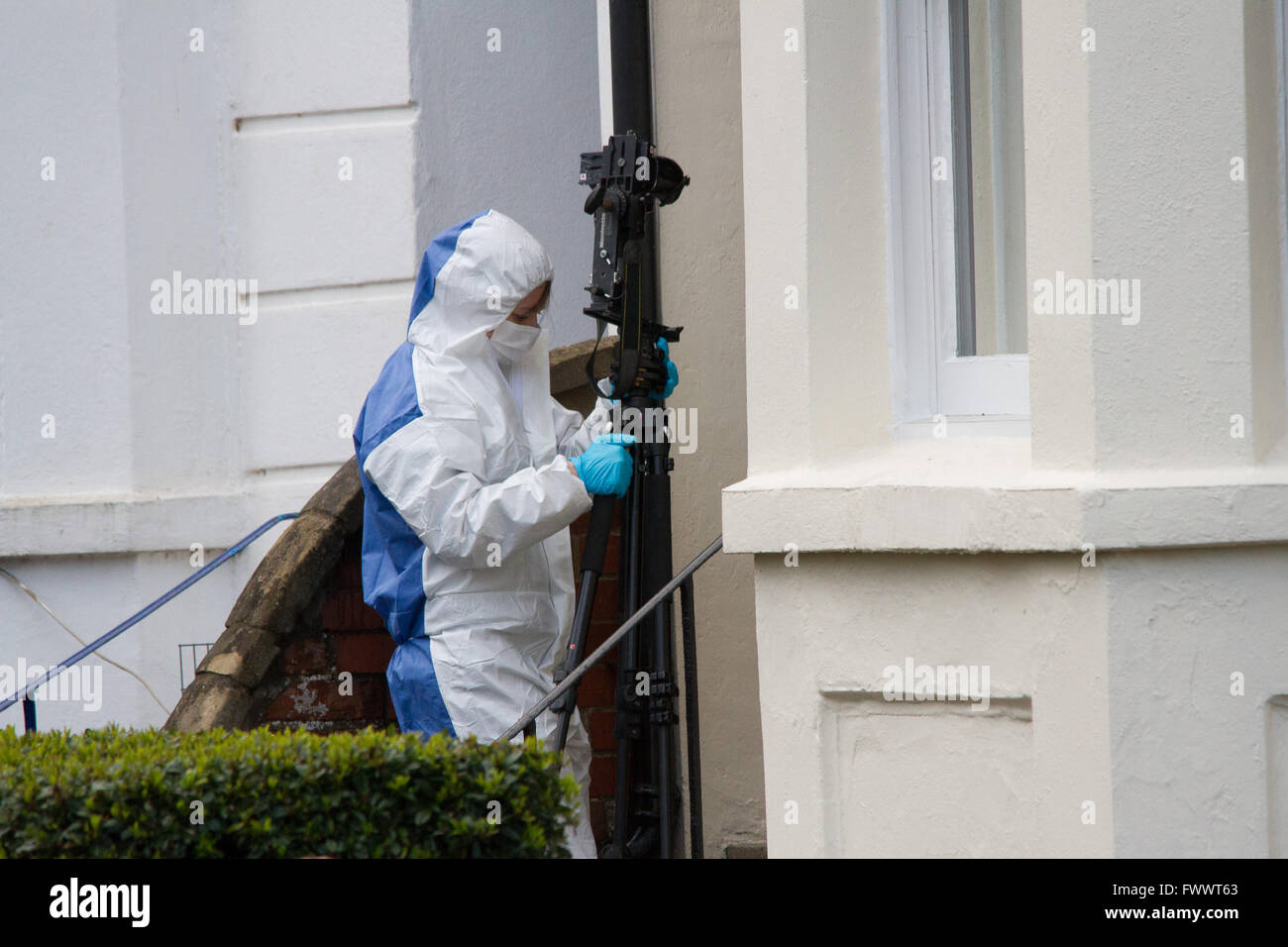 Oxford, UK. 7. April 2016. Polizei forensischen Iffley Road, Oxford nach ein Körper in eine Eigenschaft gefunden wurde. Bildnachweis: Pete Lusabia/Alamy Live-Nachrichten Stockfoto