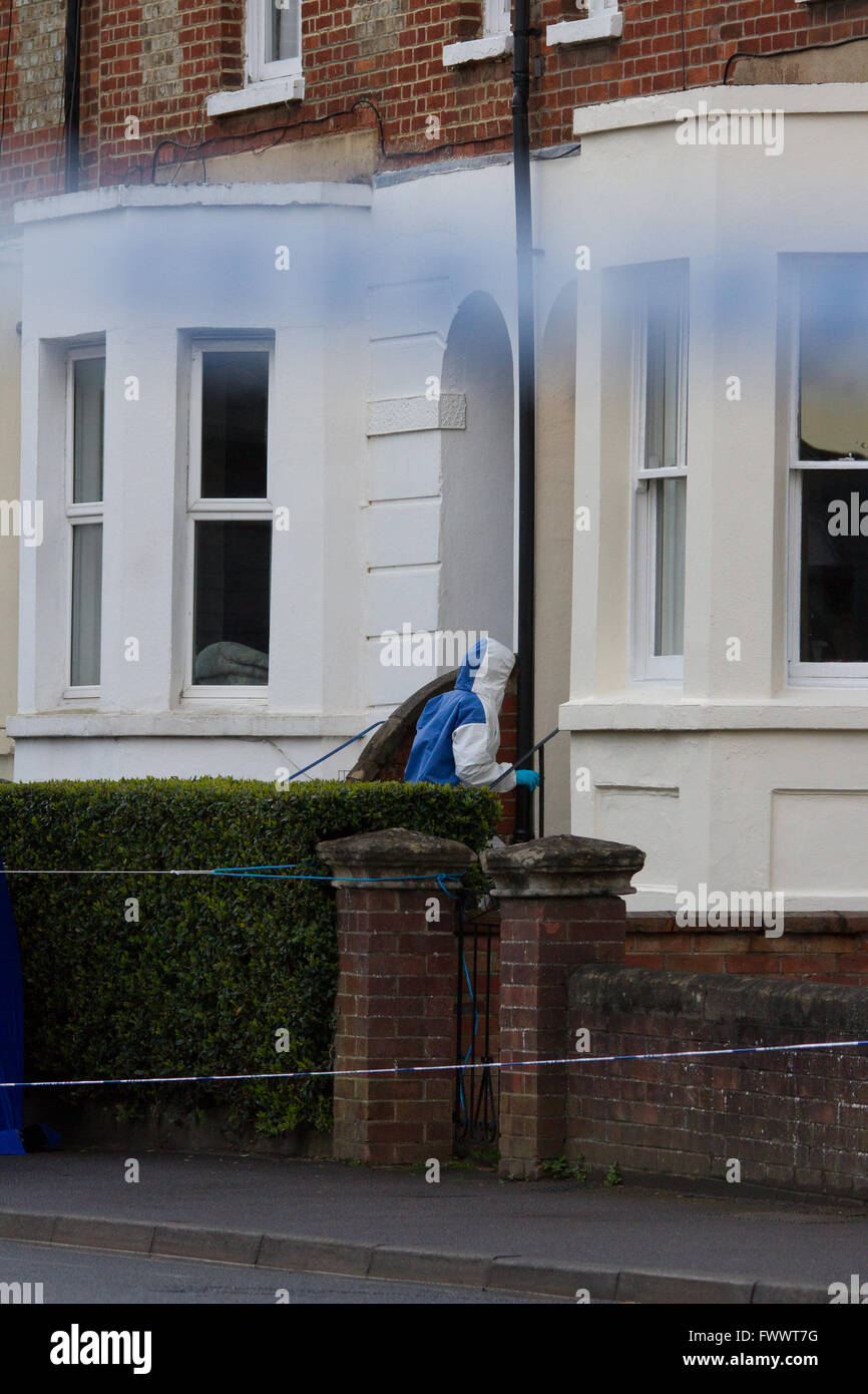 Oxford, UK. 7. April 2016. Polizei forensischen Iffley Road, Oxford nach ein Körper in eine Eigenschaft gefunden wurde. Bildnachweis: Pete Lusabia/Alamy Live-Nachrichten Stockfoto