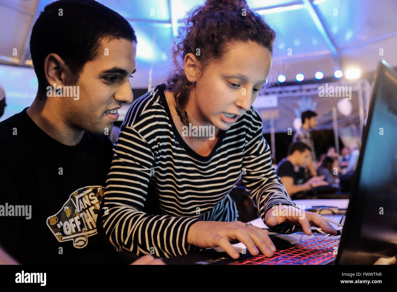 Jerusalem, Israel.  7. April 2016. Die erste Station komplexe Gastgeber Cyber (K) Nacht 2016 in denen Teams gegeneinander beweisen ihre EDV-Kenntnisse zur Wiederherstellung von Recht und Ordnung in einer Simulation einer Stadt, die von Cyber-Kriegsführung, die Ampel, Züge, ein Flughafen und Energiepflanzen klopft getroffen. 7. April markiert zufälligerweise eine jährliche koordinierte Cyber-Attacke durch die Fraktionen das anonyme kollektive gegen israelische Webseiten durch Denial-of-Service-Angriffe, Datenbank-Hijacking Datenbank Lecks, Admin Panel Übernahme und Verunstaltung zugeordnet. Bildnachweis: Nir Alon/Alamy Live Ne Stockfoto