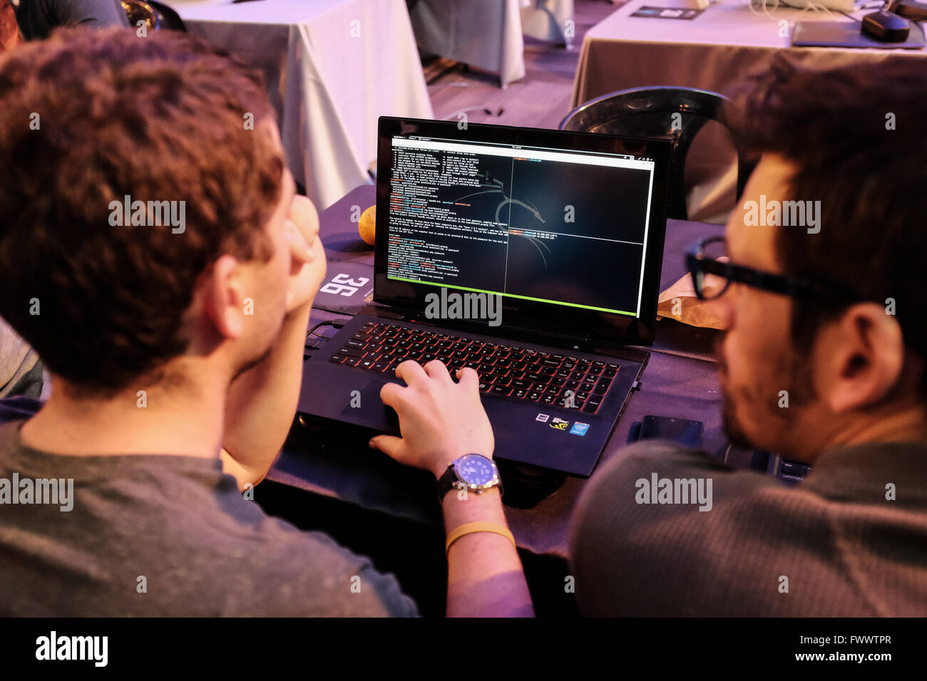 Jerusalem, Israel.  7. April 2016. Die erste Station komplexe Gastgeber Cyber (K) Nacht 2016 in denen Teams gegeneinander beweisen ihre EDV-Kenntnisse zur Wiederherstellung von Recht und Ordnung in einer Simulation einer Stadt, die von Cyber-Kriegsführung, die Ampel, Züge, ein Flughafen und Energiepflanzen klopft getroffen. 7. April markiert zufälligerweise eine jährliche koordinierte Cyber-Attacke durch die Fraktionen das anonyme kollektive gegen israelische Webseiten durch Denial-of-Service-Angriffe, Datenbank-Hijacking Datenbank Lecks, Admin Panel Übernahme und Verunstaltung zugeordnet. Bildnachweis: Nir Alon/Alamy Live Ne Stockfoto