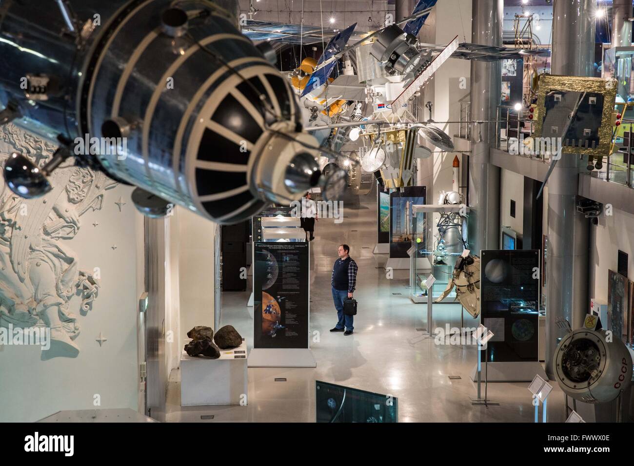Moskau, Russland. 7. April 2016. Menschen besuchen das Museum der Kosmonautik in Moskau, Russland, 7. April 2016. Der Kosmonautik-Museum öffnet seine Türen für die Öffentlichkeit am 10. April 1981, 20. Jahrestag der ersten bemannten Raumflug. Die Exposition bietet einen Rückblick auf wie Weltraumforschung entwickelt ausgehend von ersten künstlichen Satelliten, die anschließend gefolgt von der ersten bemannten Raumflug, erste Weltraumspaziergänge, Mond-Explorations-Programme, Solar System Exploration-Programme und internationale der Raumfahrtforschung. © Bai Xueqi/Xinhua/Alamy Live-Nachrichten Stockfoto