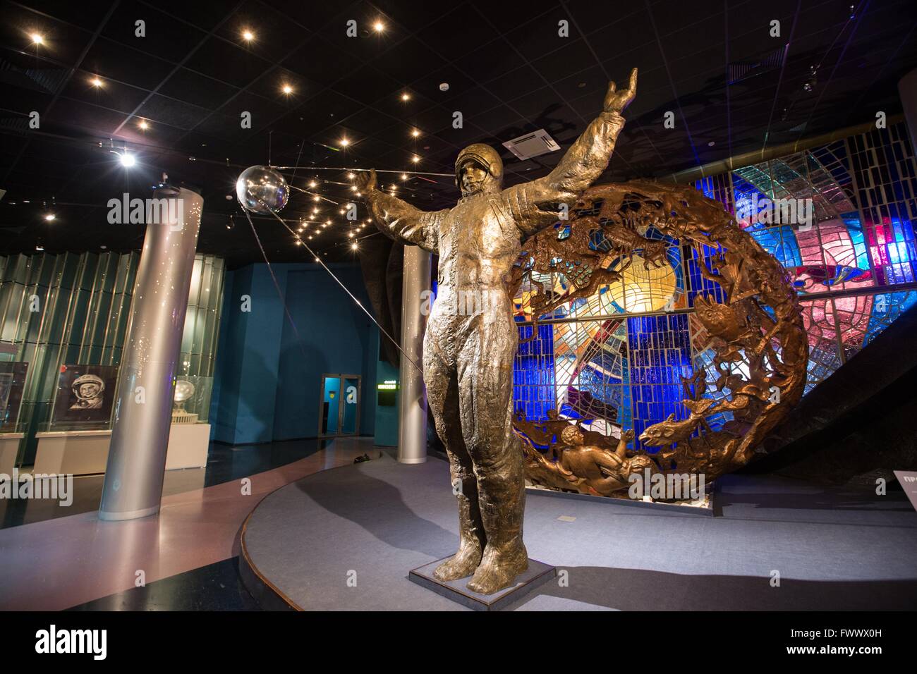 Moskau. 7. April 2016. Foto aufgenommen am 7. April 2016 zeigt die Statue der Astronaut und Sputnik am Museum für Kosmonautik in Moskau, Russland. Der Kosmonautik-Museum öffnet seine Türen für die Öffentlichkeit am 10. April 1981, 20. Jahrestag der ersten bemannten Raumflug. Die Exposition bietet einen Rückblick auf wie Weltraumforschung entwickelt ausgehend von ersten künstlichen Satelliten, die anschließend gefolgt von der ersten bemannten Raumflug, erste Weltraumspaziergänge, Mond-Explorations-Programme, Solar System Exploration-Programme und internationale der Raumfahrtforschung. © Bai Xueqi/Xinhua/Alamy Live-Nachrichten Stockfoto