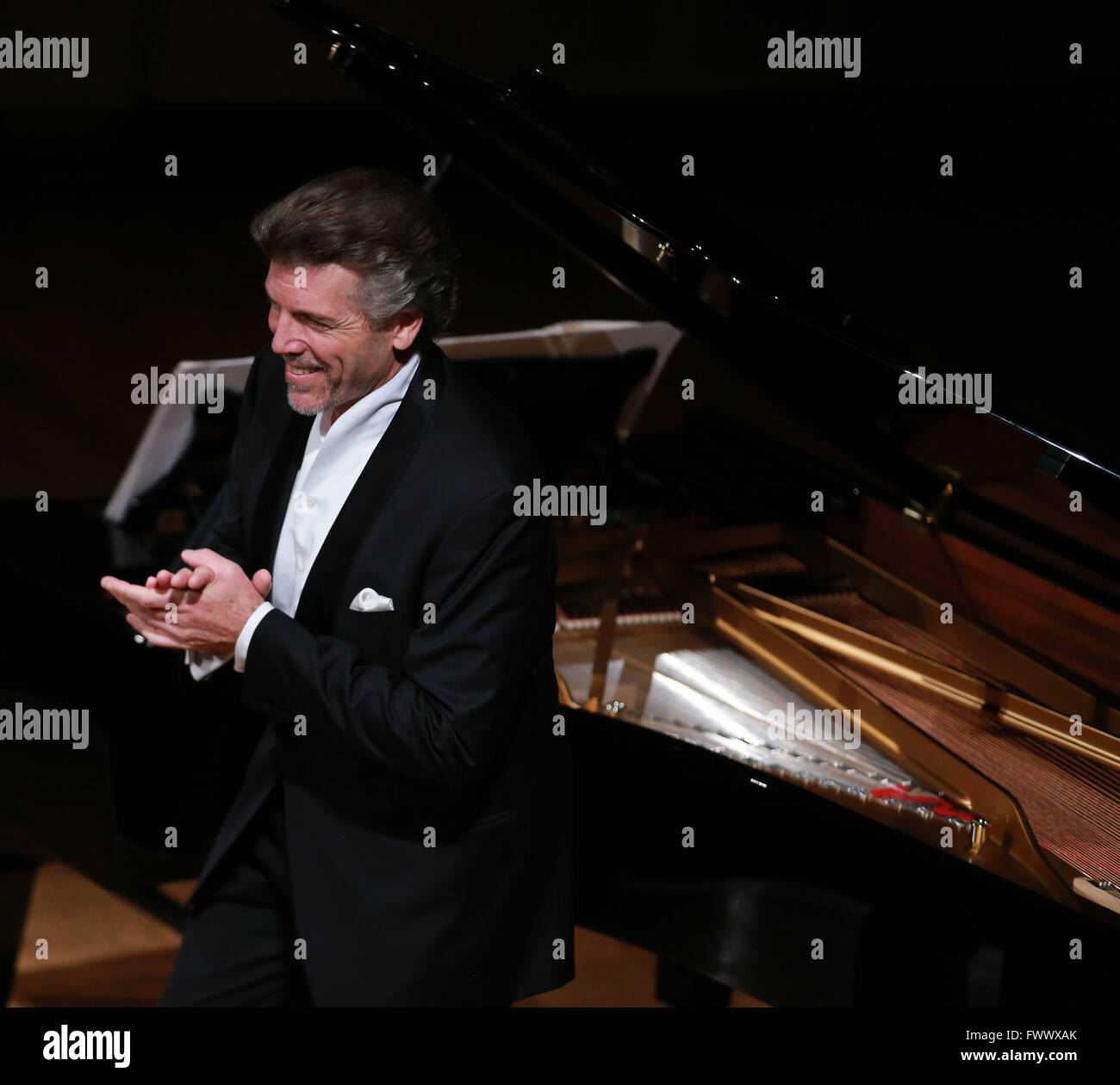 Heidelberg, Deutschland. 7. April 2016. Amerikanische lyrischer Bariton Thomas Hampson begrüßt das Publikum nach seinem Auftritt im Kongresshaus Stadthalle Heidelberg während der Heidelberger Fruehling-Festival in Heidelberg, Deutschland, am 7. April 2016. Das Heidelberger Fruehling-Festival findet vom 2. April bis April 30. © Luo Huanhuan/Xinhua/Alamy Live-Nachrichten Stockfoto