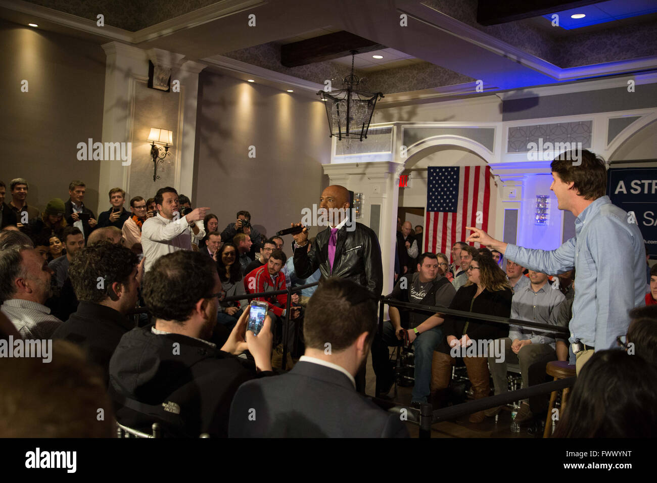 Brooklyn, New Yrok, USA. 7. April 2016. MONTEL WILLIAMS versucht, einen Kampf zwischen den Anhängern im John Kasichs Rathauses in Bay Ridge zu beruhigen. © Louise Wateridge/ZUMA Draht/Alamy Live-Nachrichten Stockfoto