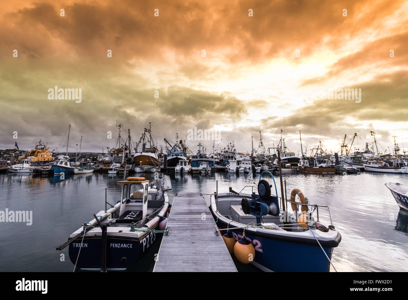 Newlyn, Cornwall, UK.  8. April 2016. Großbritannien Wetter. Trübe Start in den Tag in Newlyn Credit: Simon Maycock/Alamy Live News Stockfoto