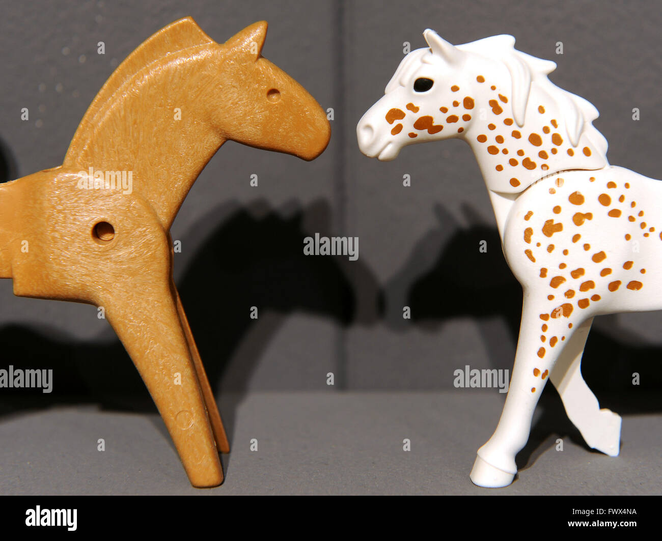 Modelle von einer frühen und aktuellen Pferd Design von Playmobil können  gesehen werden, in der neuen Ausstellung "Playmobil - Pferd Geschichten.  Oliver Schaffer Collection "in das deutsche Pferdemuseum in Verden,  Deutschland, 8.