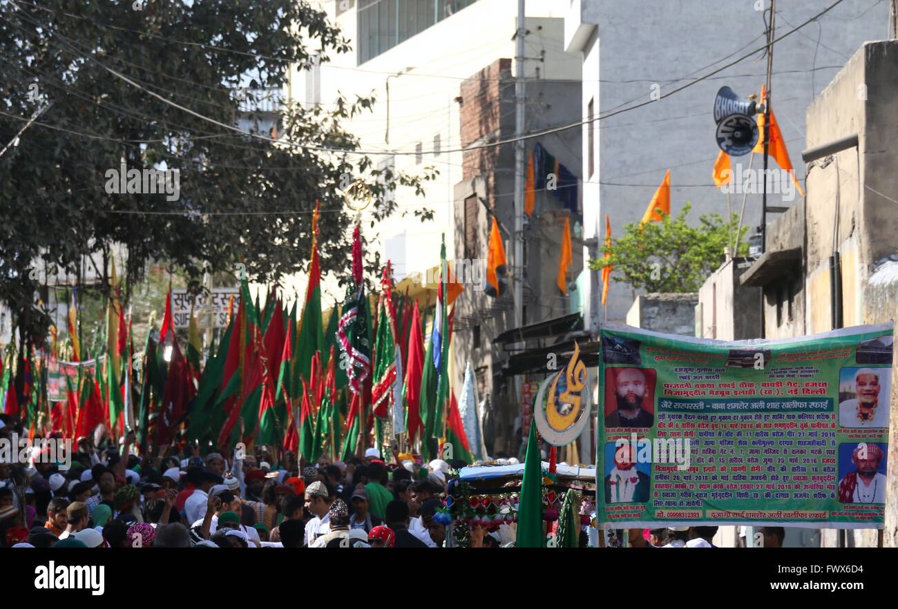 Ajmer, Indien. 8. April 2016. Sufi-muslimische Pilger tragen Fahnen, wie sie in Richtung des Heiligtums Ajmer marschieren. Sufismus ist ein Konzept im Islam, von den Gelehrten als die inneren, mystische Dimension des Islam definiert. Praktiker des Sufismus genannt Sufis gehören oft zu verschiedenen Uruq oder "Aufträge" Gemeinden gebildet, um ein großartiger Meister als eine Mawla bezeichnet, der eine direkte Kette von Lehrern zurück zum Propheten Muhammad pflegt. Bildnachweis: Anand Sharma/Pacific Press/Alamy Live-Nachrichten Stockfoto