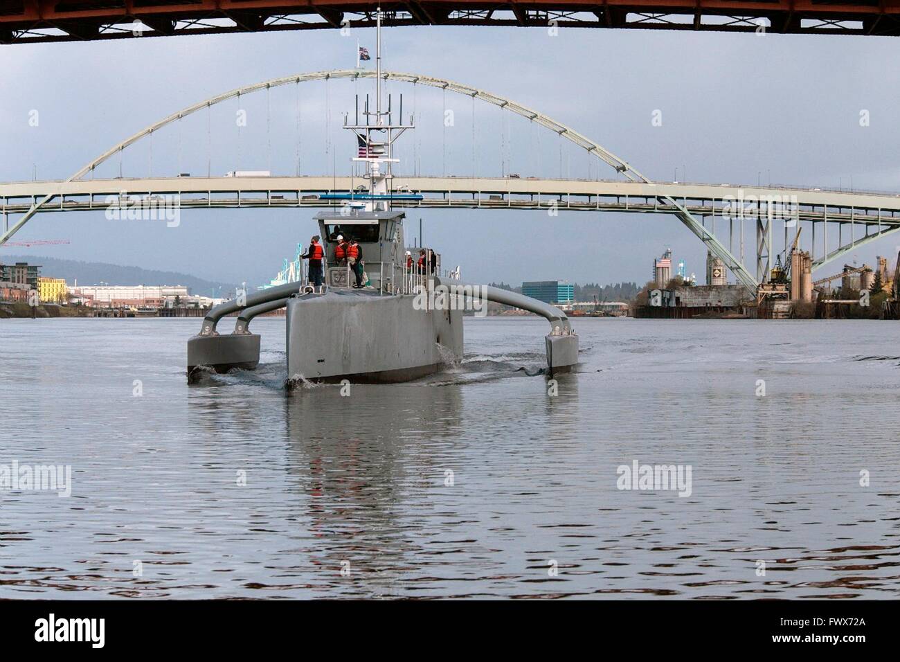 US Navy Schiff Sea Hunter, eine völlig neue Klasse von unbemannten hochseetaugliches Schiff folgt im Gange ein Taufzeremonie am Fluss Williammette 7. April 2016 in Portland, Oregon. Das 130-Fuß Drohne Meer Handwerk wird entwickelt, um für u-Boote und Minen auf dem Meer zu jagen. Stockfoto