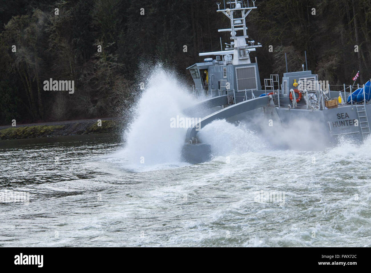US Navy Schiff Sea Hunter, eine völlig neue Klasse von unbemannten hochseetaugliches Schiff folgt im Gange ein Taufzeremonie am Fluss Williammette 7. April 2016 in Portland, Oregon. Das 130-Fuß Drohne Meer Handwerk wird entwickelt, um für u-Boote und Minen auf dem Meer zu jagen. Stockfoto