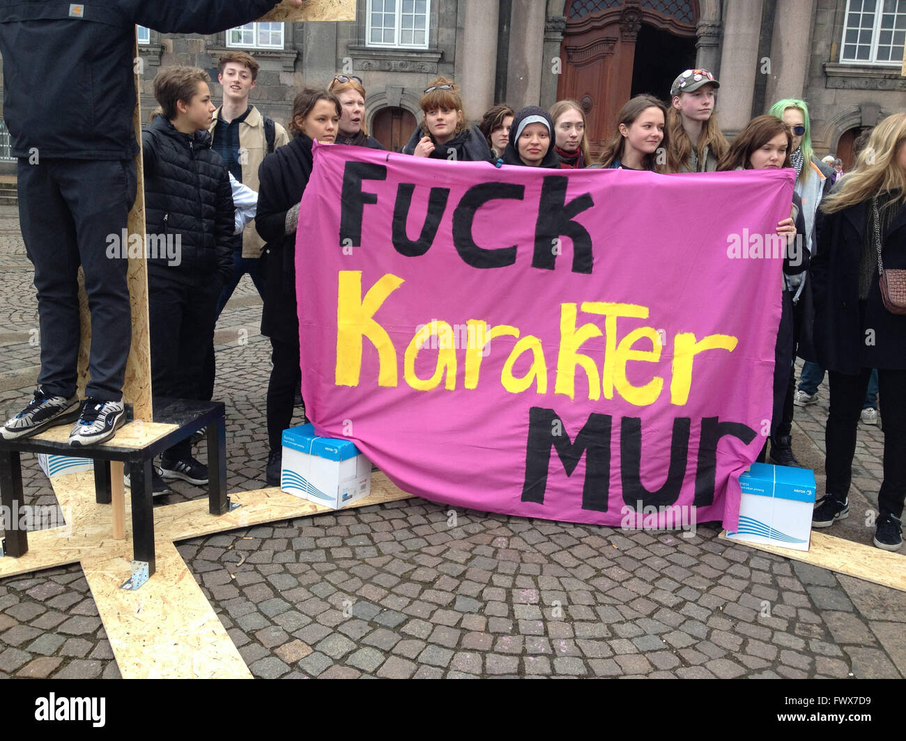 Kopenhagen, Dänemark. 8. April 2016. Dänische Schüler Bühne Protest Rallyinfron dänische Aprliament Christiansborg gegen Regierung Bildung Collge Refor-Test in dänischer Sprache und Mathematik 4-Punkt vor seinem Eintritt bei College-Studium Credit: Deanpictures/Alamy Live-Nachrichten Stockfoto