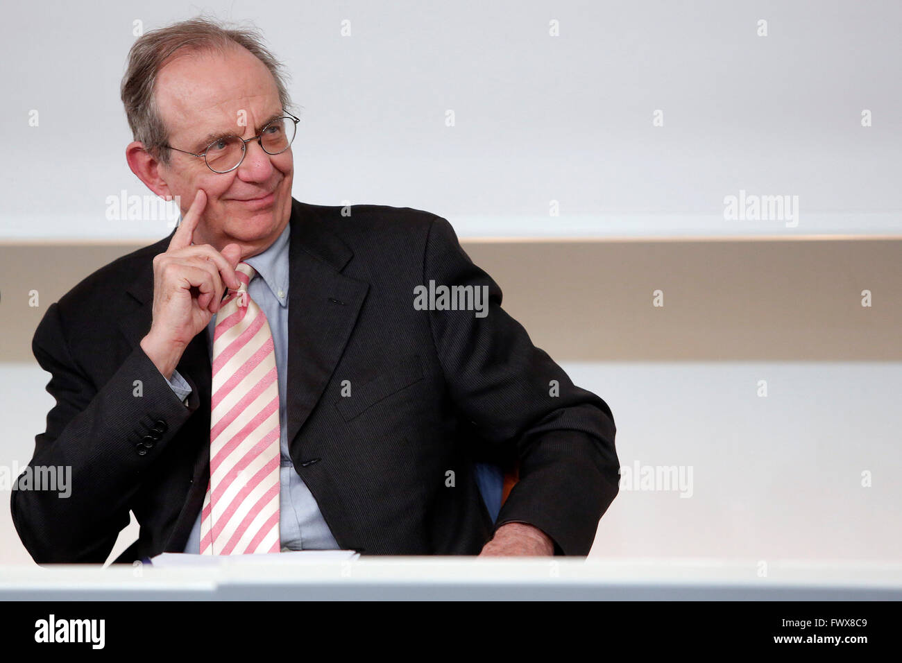 Minister für Wirtschaft Pier Carlo Padoan Rom 8. April 2016. Pressekonferenz am Ende des Ministers Kabinett Foto Samantha Zucchi Insidefoto Stockfoto