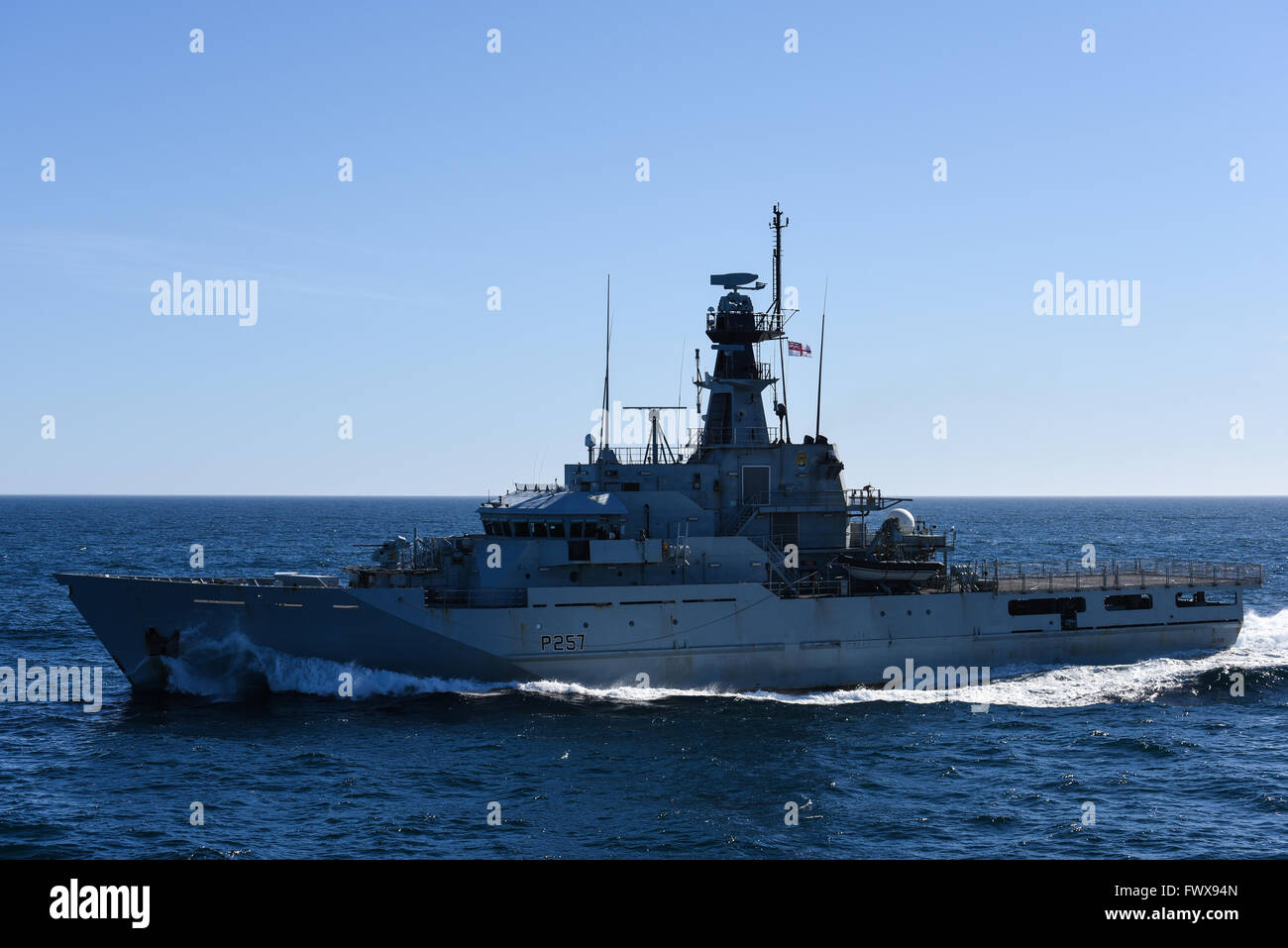 HMS Clyde Durchführung eines Segels Vergangenheit, ihre Königliche Hoheit Prinzessin Royal nach einem Besuch in Süd-Georgien auf MV Pharos SG begrüssen Stockfoto