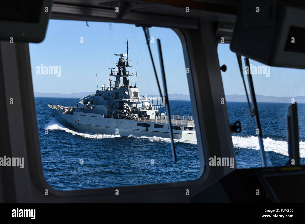 HMS Clyde Durchführung eines Segels Vergangenheit, ihre Königliche Hoheit Prinzessin Royal nach einem Besuch in Süd-Georgien auf MV Pharos SG begrüssen Stockfoto