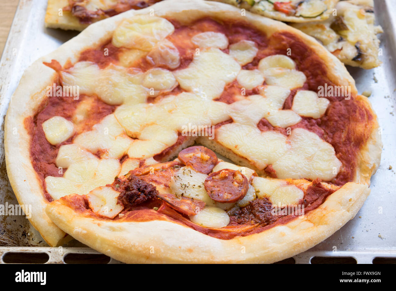Pizza Margherita und Keil des Teufels pizza Stockfoto