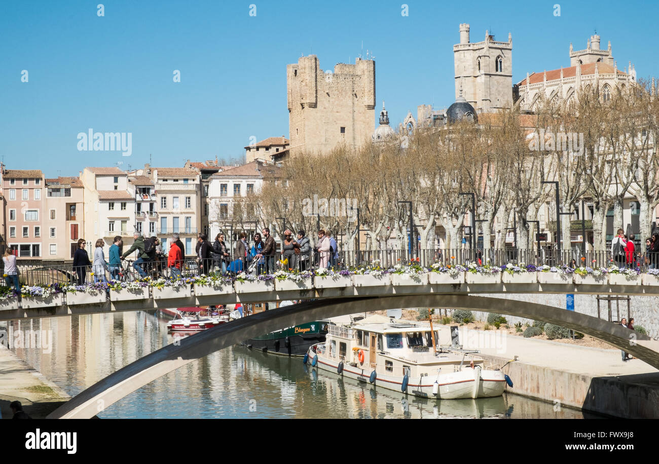 Canal De La Robine und Palais des Archeveques (Palast des Erzbischofs) mit Stadthäuser im Zentrum von Narbonne, Aude, Südfrankreich. Stockfoto