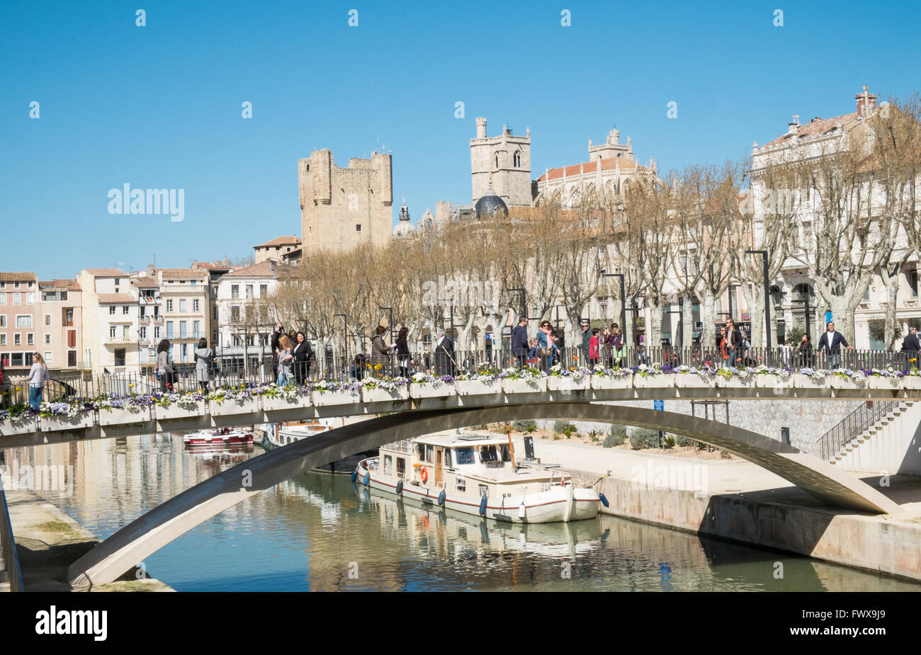 Canal De La Robine und Palais des Archeveques (Palast des Erzbischofs) mit Stadthäuser im Zentrum von Narbonne, Aude, Südfrankreich. Stockfoto