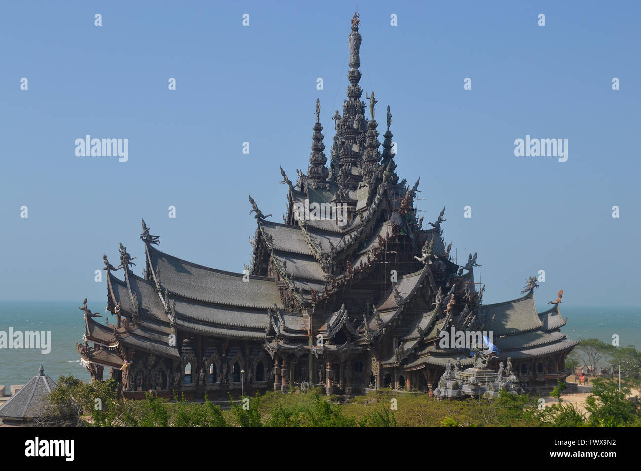 Hölzerne Tempel durch das Meer, Sanctuary of Truth, Thailand. Stockfoto