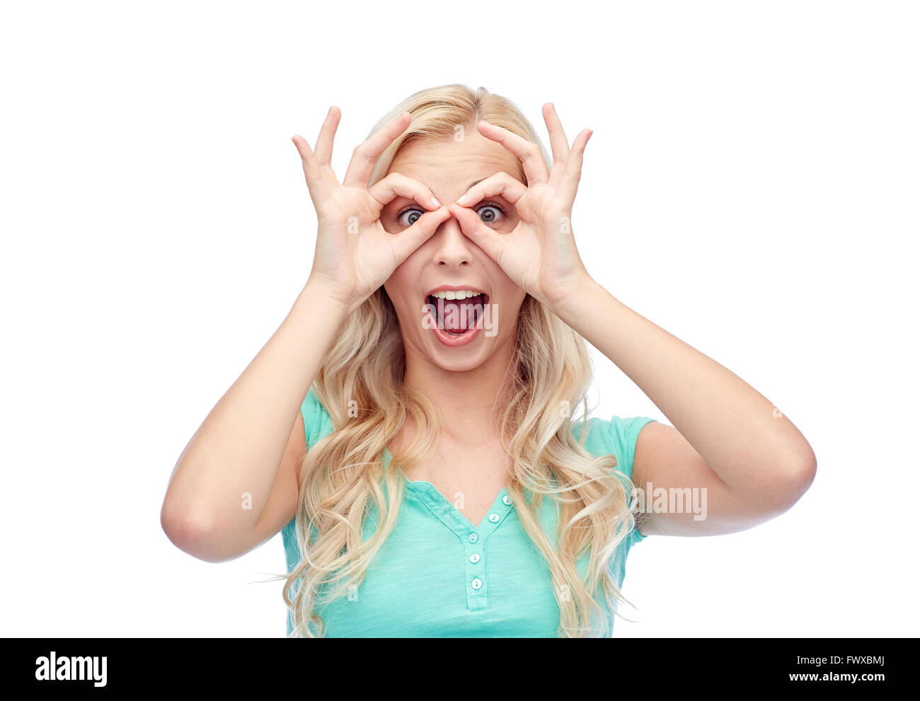 junge Frau, die durch die Finger Brille geschaut Stockfoto