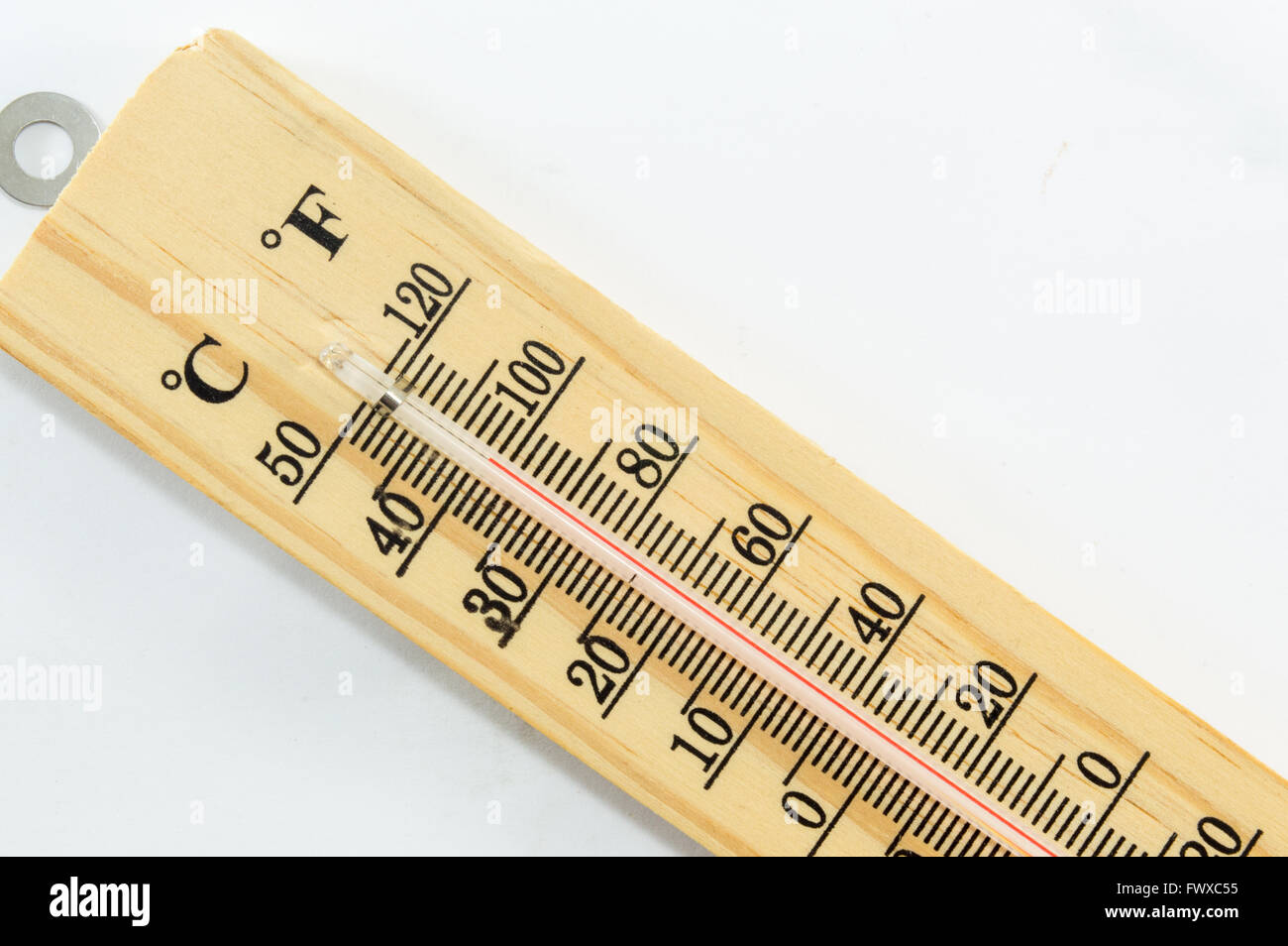 hölzerne Thermometer auf weiß Stockfoto
