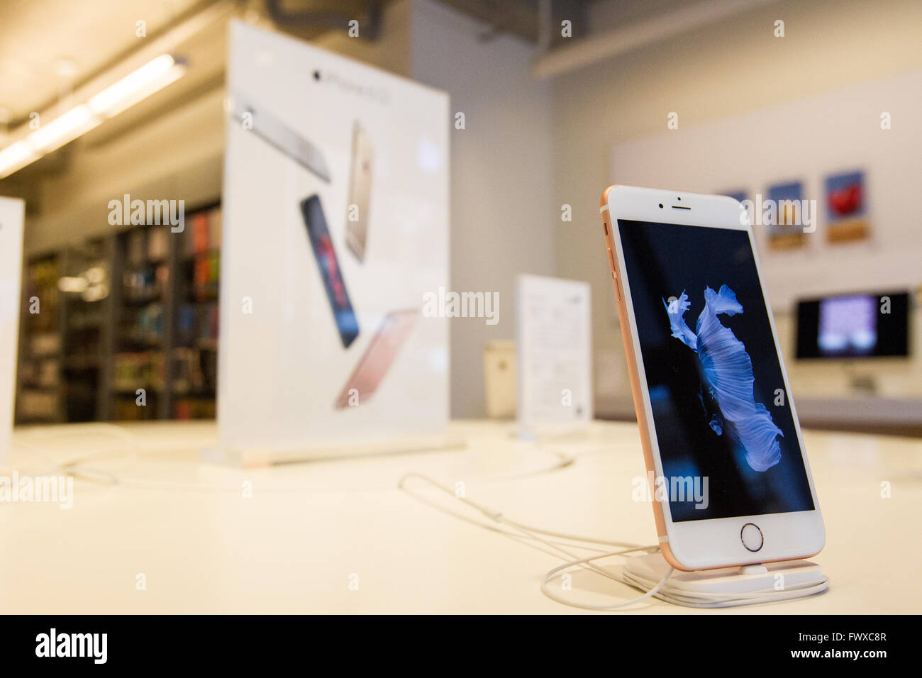 iPhone und iPad über den Sprung + Apple speichern in Kingston, Ontario, auf Mittwoch, 27. Januar 2016. Stockfoto
