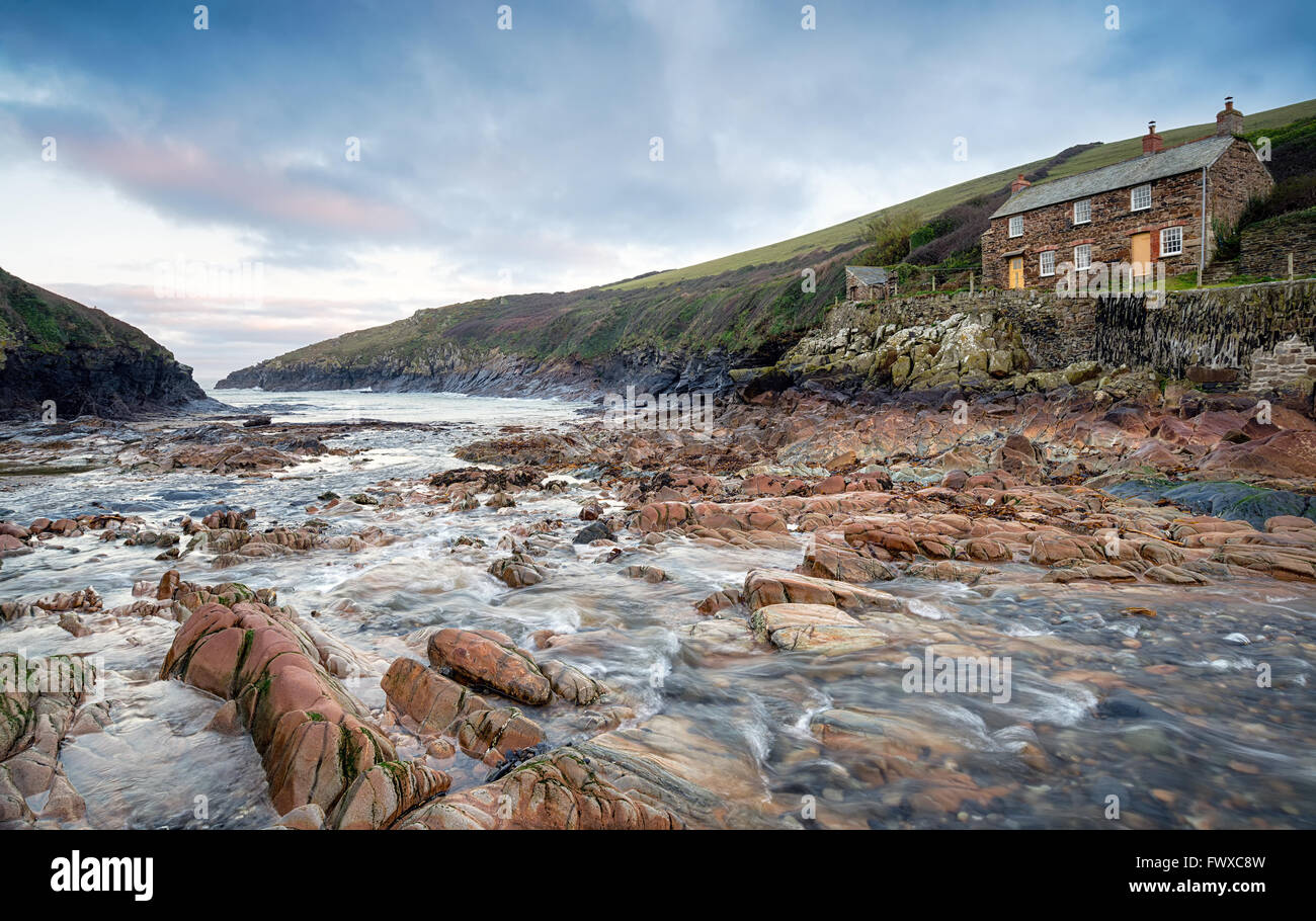 Sonnenaufgang am Port Quin auf der Nordküste von Cornwall Stockfoto