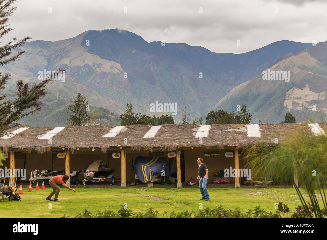 IMBABURA, ECUADOR, Oktober - 2015-zwei Erwachsene Männer spielen Volleyball im touristischen Ort befindet sich in San Pablo See, Imbabura distr Stockfoto