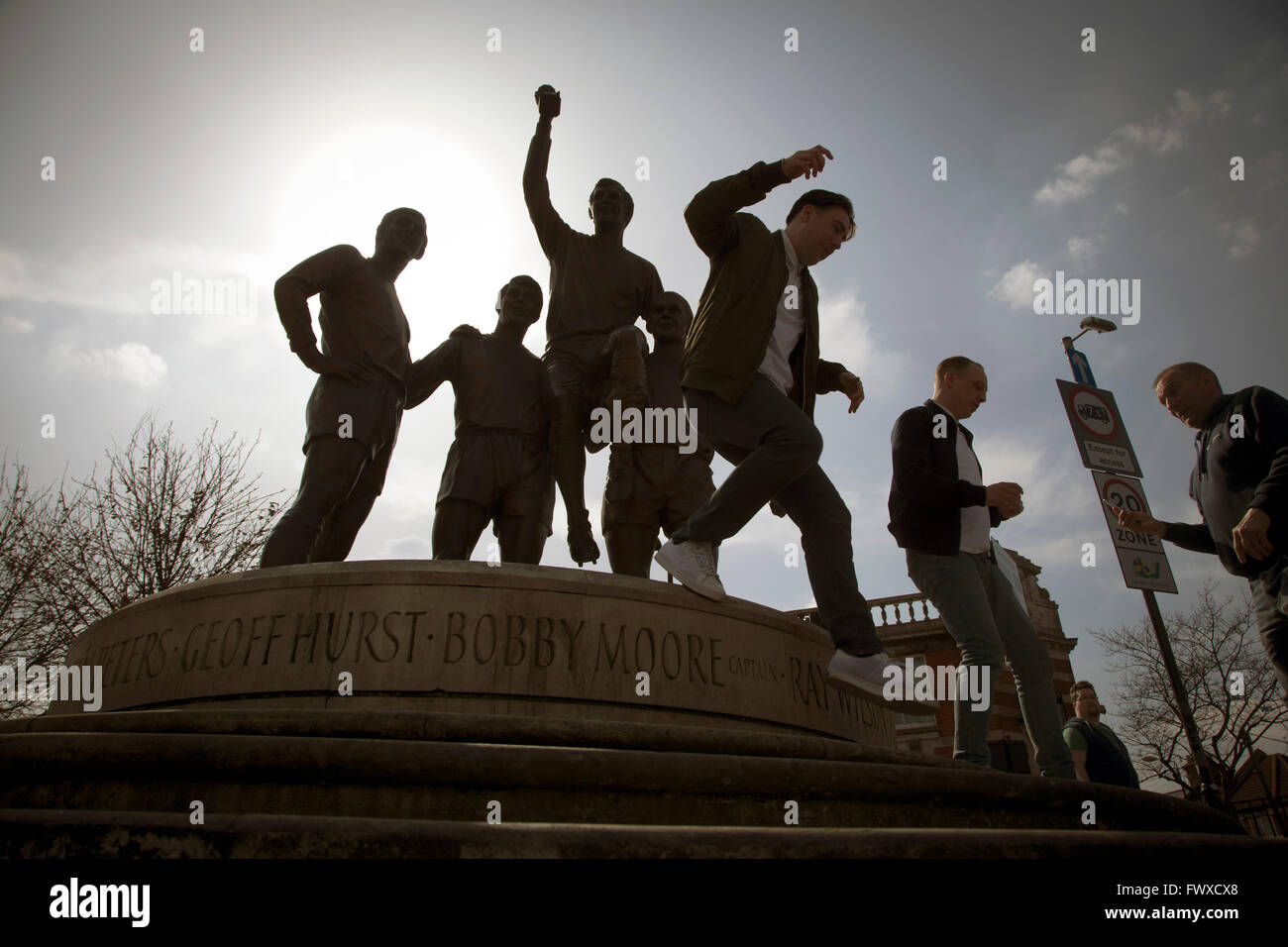 Sprung von der Statue von Bobby Moore mit dem WM-Fans in der Nähe von Boleyn Ground, bevor West Ham United Crystal Palace in einem Barclays Premier League Match gehostet. Die Boleyn Ground im Upton Park war der Club Heimstadion von 1904 bis zum Ende der Saison 2015 / 16 in das Olympiastadion für die Spiele 2012 in London, in der Nähe Stratford gebaut zog. Das Spiel endete mit einem 2: 2 Unentschieden, beobachtet von einem in der Nähe von ausverkauftem von 34.857. Stockfoto