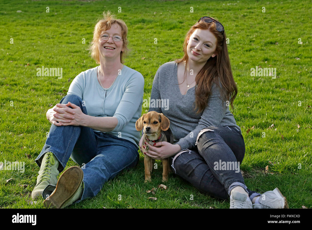Mutter und Tochter mit ihren kleinen Hund Stockfoto