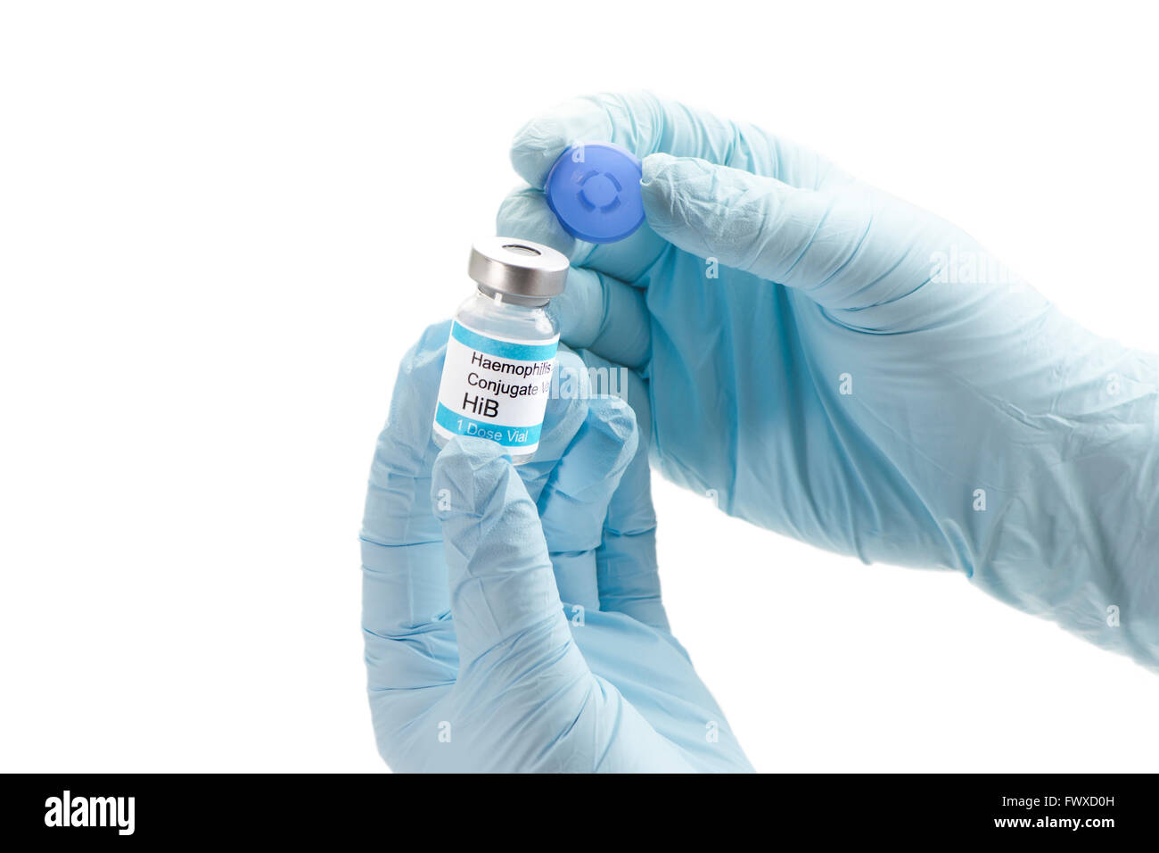 Haemophilus B Impfstoff Fläschchen von Krankenschwester eröffnet. Label ist frei erfunden und von Fotografen geschaffen. Stockfoto