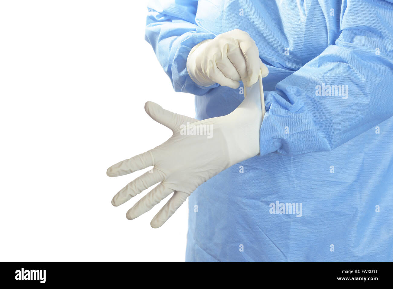 Chirurgischen Techniker setzt auf OP-Handschuhe auf weißem Hintergrund. Stockfoto