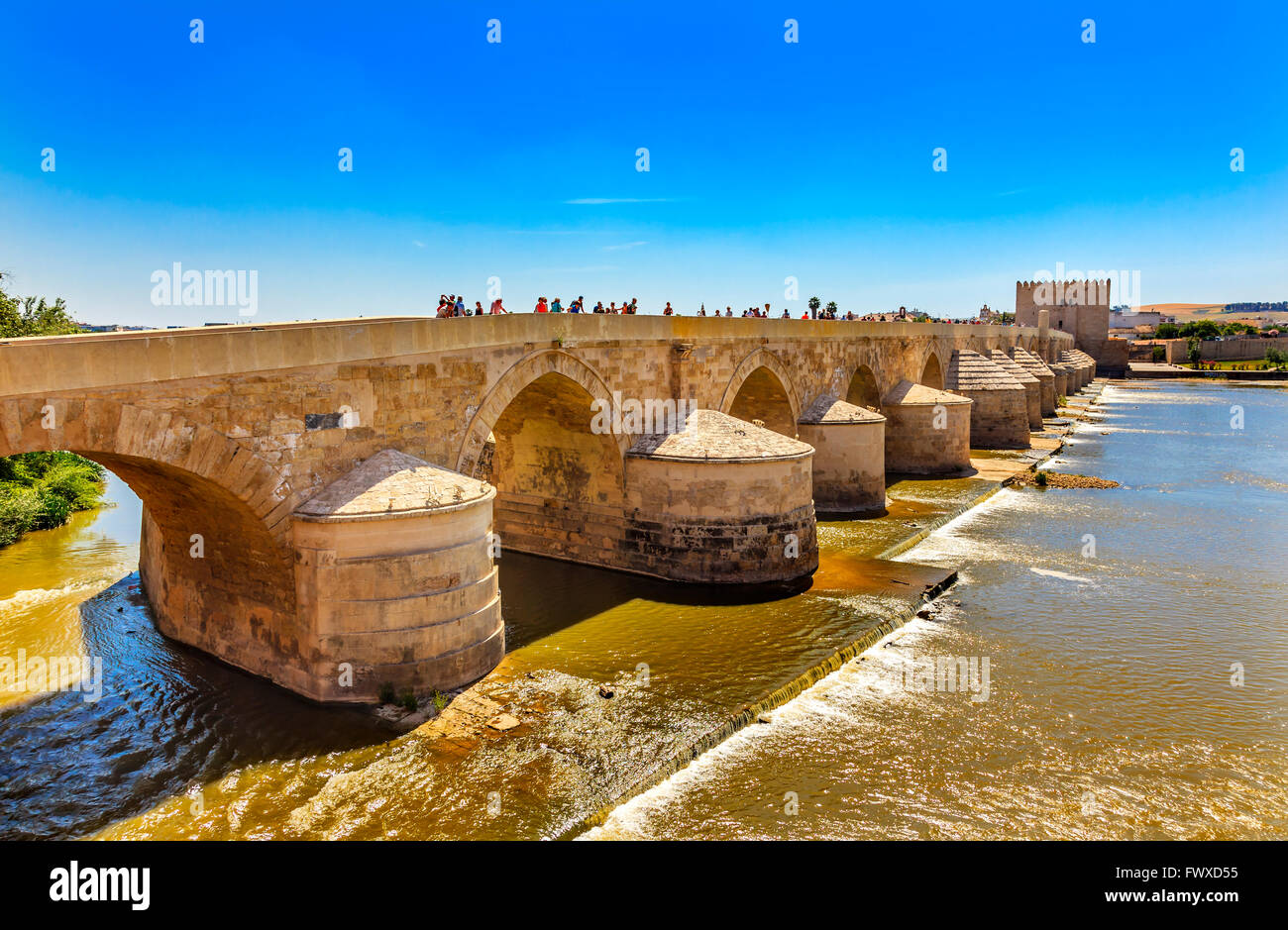 Antike römische Brücke Eingang Fluss Guadalquivir Cordoba Spanien Römerbrücke wurde im 1. Jahrhundert v. Chr. gebaut. Stockfoto